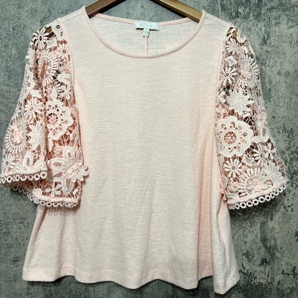 Nice top with lace detail sleeves - Picture 4 of 13